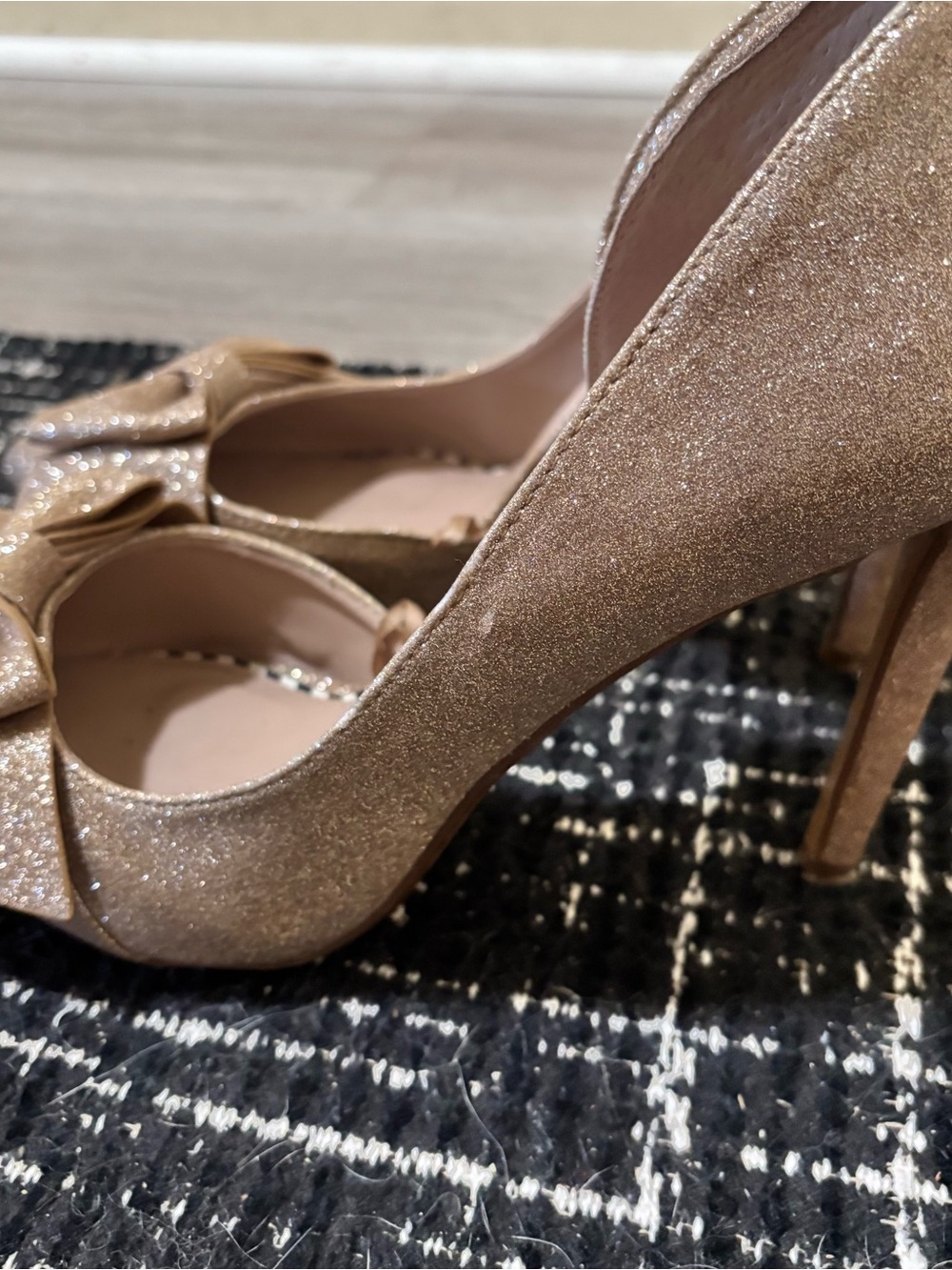 Betsey Johnson Gold Glitter Pointed Toe Bow Heels size 9 - Picture 4 of 6